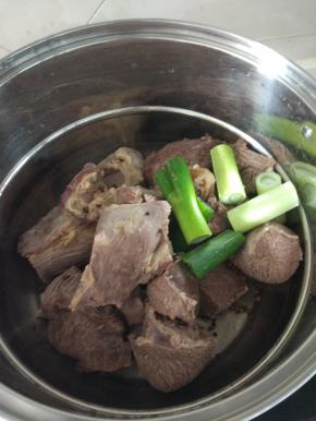 牛肉捞出来，热水洗净，放入干净的锅内放入牛肉清水，除了盐以为的调味料全部放进去
