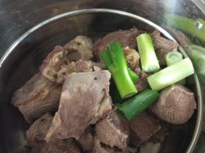 牛肉捞出来，热水洗净，放入干净的锅内放入牛肉清水，除了盐以为的调味料全部放进去