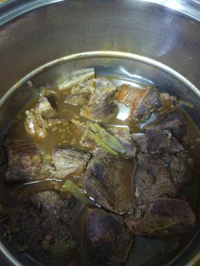 大火烧开，转小火炖两个小时，最后根据口味的，再放入适量的盐