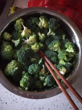 西蓝花掰小块，放入盐水内，浸泡三十分钟
