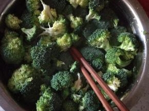 西蓝花掰小块，放入盐水内，浸泡三十分钟