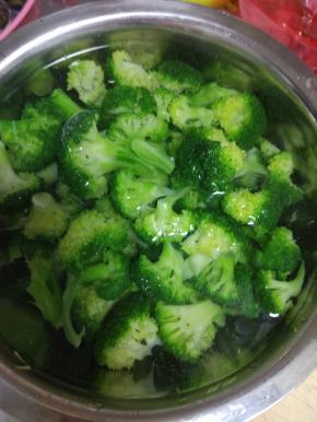 锅内放水烧开加入西蓝花焯热水三分钟，捞出过凉水，控干水分