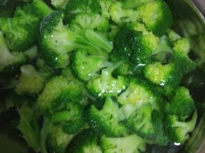 锅内放水烧开加入西蓝花焯热水三分钟，捞出过凉水，控干水分