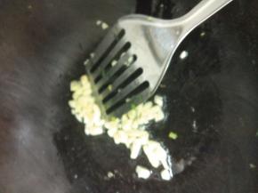 锅内放油烧热，放入蒜蓉爆香