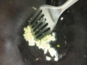 锅内放油烧热，放入蒜蓉爆香