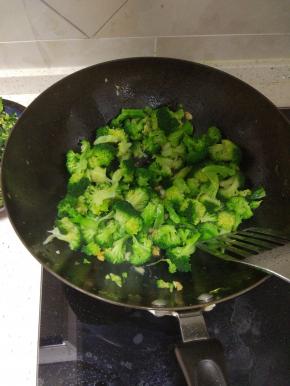 加入西蓝花，放入耗油翻炒