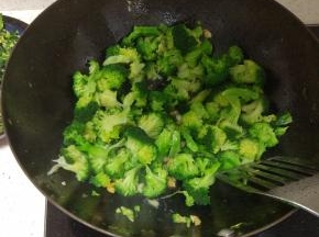 加入西蓝花，放入耗油翻炒