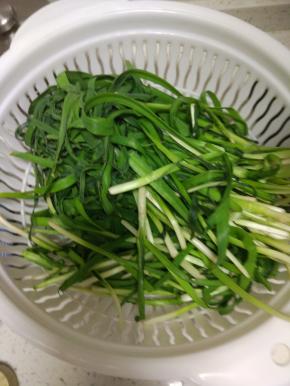 韭菜摘洗干净，控干水分