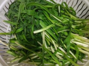 韭菜摘洗干净，控干水分
