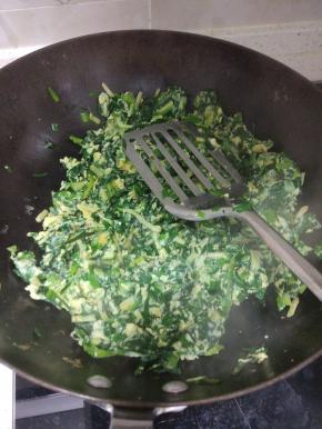 蛋液凝固，成块