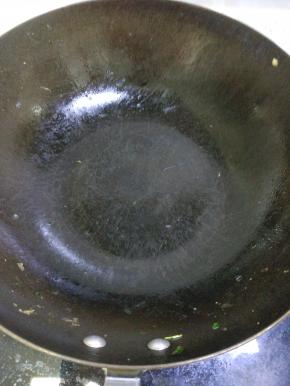 锅内放适量的白酒