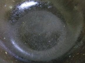 锅内放适量的白酒