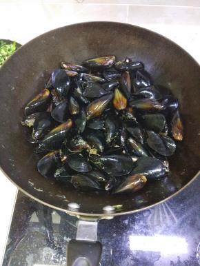 放清洗干净的青口，盖锅盖，五分钟，关火焖三分钟