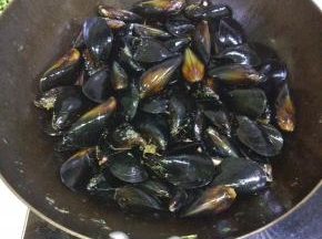 放清洗干净的青口，盖锅盖，五分钟，关火焖三分钟