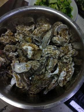 生蚝清洗干净外面的泥沙，水里放上一点香油，吐沙