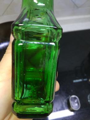 准备适量的白酒，放入锅内，加一点料酒