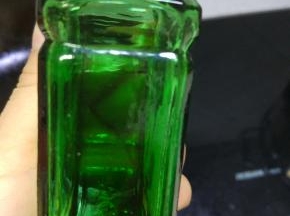 准备适量的白酒，放入锅内，加一点料酒