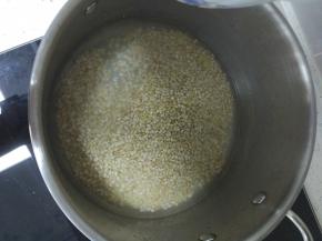 锅内放适量的水，加入大火煮二十分钟，小火焖五分钟