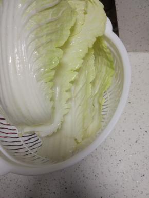 大白菜清洗干净，控干水分