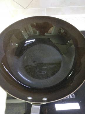 锅内放油，烧热，爆香葱姜蒜，加入白菜