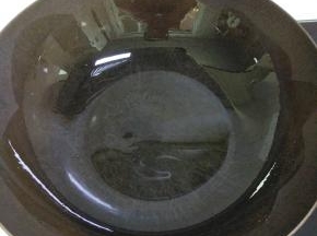 锅内放油，烧热，爆香葱姜蒜，加入白菜