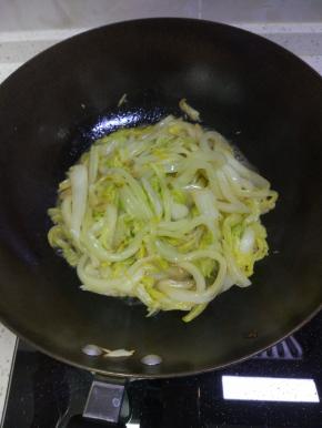 放入适量的盐，炒软