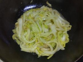 放入适量的盐，炒软