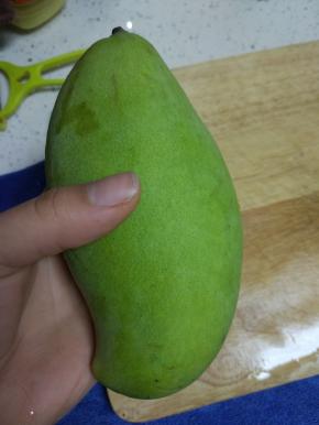 芒果一个，用盐水清洗下外皮