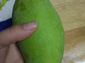芒果一个，用盐水清洗下外皮