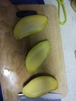 刀贴着果壳，切厚皮果肉