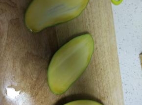 刀贴着果壳，切厚皮果肉