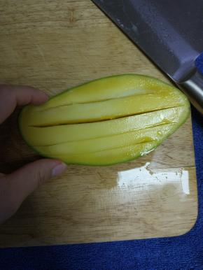 竖着切切几刀，不要切破果皮