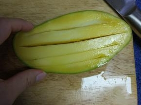 竖着切切几刀，不要切破果皮