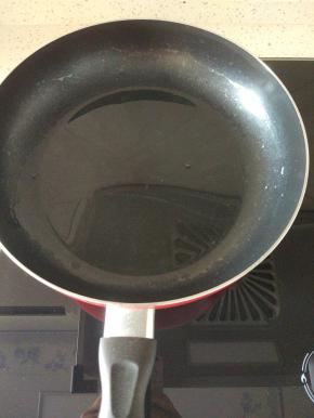 平底锅内放一锅底油加热
