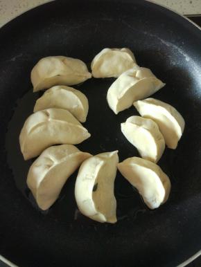 水饺放锅内