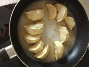 倒入锅内，大火烧开，烤干水分