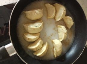 倒入锅内，大火烧开，烤干水分