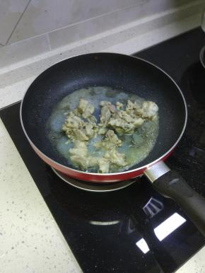 锅内放油，加入海蛎子煎熟（把海蛎子放入锅内之后盖上盖子）