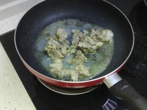 锅内放油，加入海蛎子煎熟（把海蛎子放入锅内之后盖上盖子）