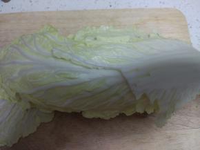 准备白菜适量，取白菜帮，切细条备用