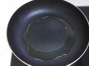 锅内放油烧热