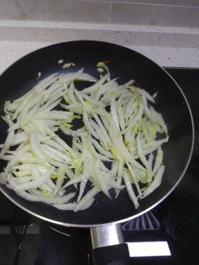 红辣椒爆香，加入葱蒜，放入白菜帮，加入盐和醋炒软