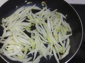红辣椒爆香，加入葱蒜，放入白菜帮，加入盐和醋炒软