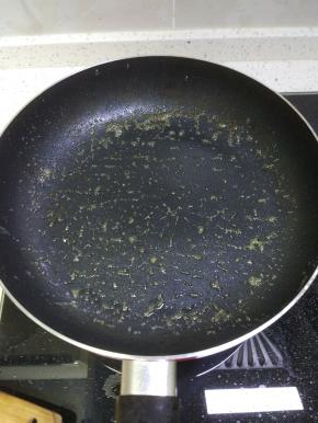 平底锅放油烧热
