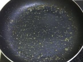 平底锅放油烧热