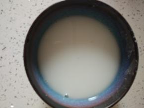 面粉适量，调成面水备用