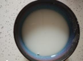 面粉适量，调成面水备用