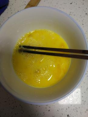 鸡蛋放碗内打散备用