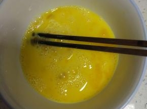 鸡蛋放碗内打散备用