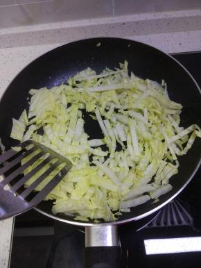 白菜叶稍微煸炒，备用
